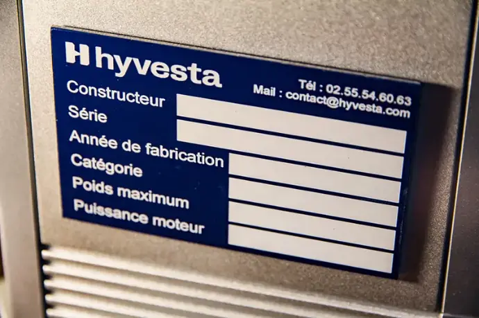 Gravure laser d'une plaque d'identification en aluminium anodisé